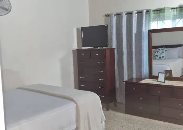 3-bed House Sleeps 6 With Mountain Views Сasa de vacaciones Ocho Ríos