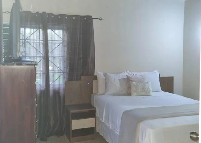 3-bed House Sleeps 6 With Mountain Views Ocho Ríos